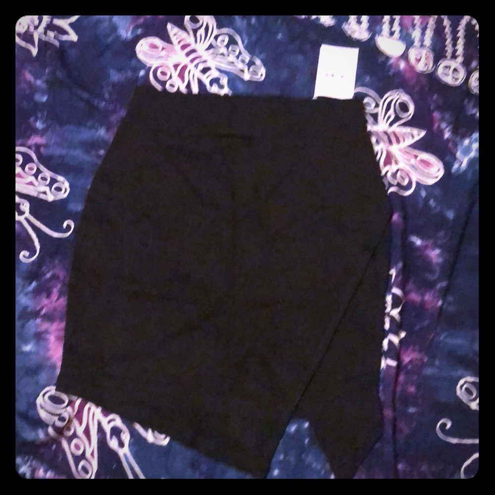 Envelope asymmetrical black skirt